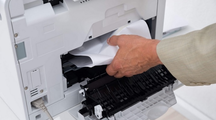 Принтер зажевал бумагу. Как достать лист?